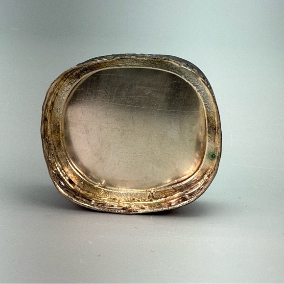 Antique Chinese Porcelain
Embossed Tin Shard Box - Picture 12 of 12